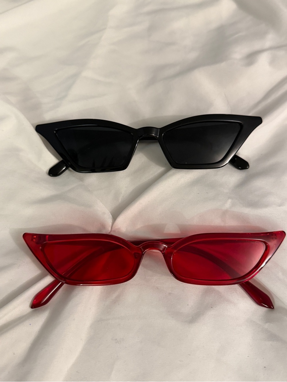 Two Piece Set Stylish Cat-Eye Sunglasses - Black & Red 2 Glasses - Picture 2 of 4